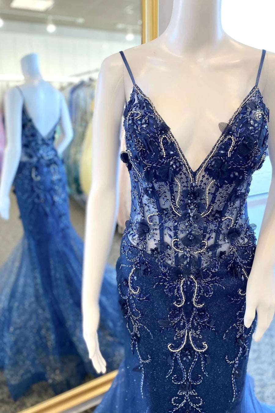 Vestido de fiesta de corte trompeta con escote en V y espalda abierta con apliques